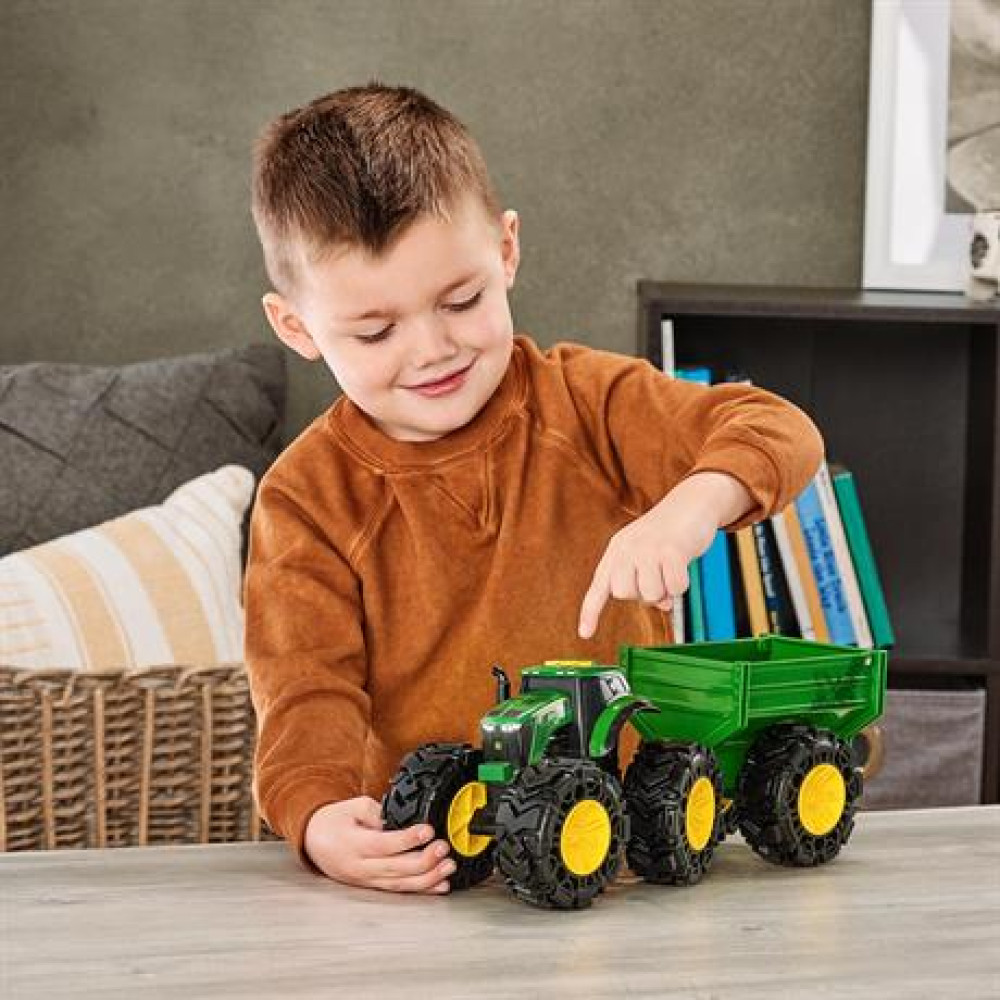 Іграшковий трактор John Deere Kids Monster Treads з причепом та великими колесами