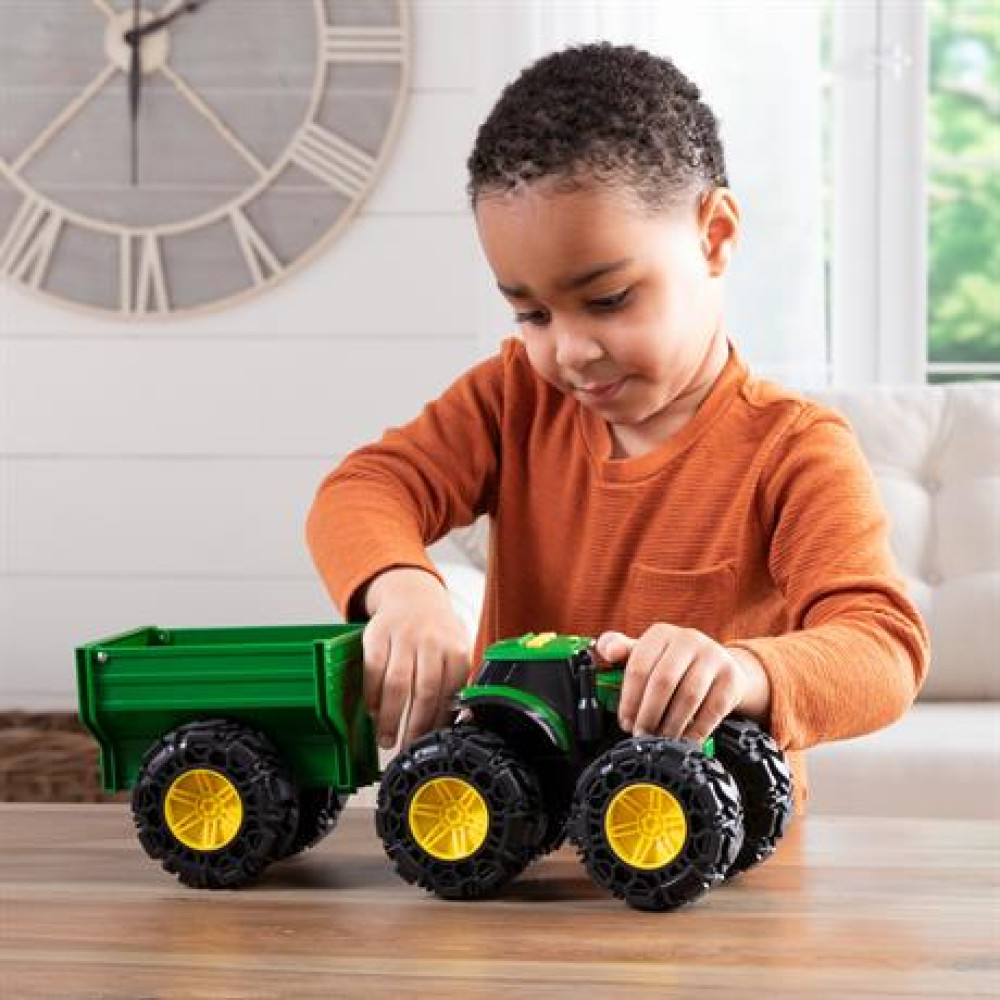 Іграшковий трактор John Deere Kids Monster Treads з причепом та великими колесами