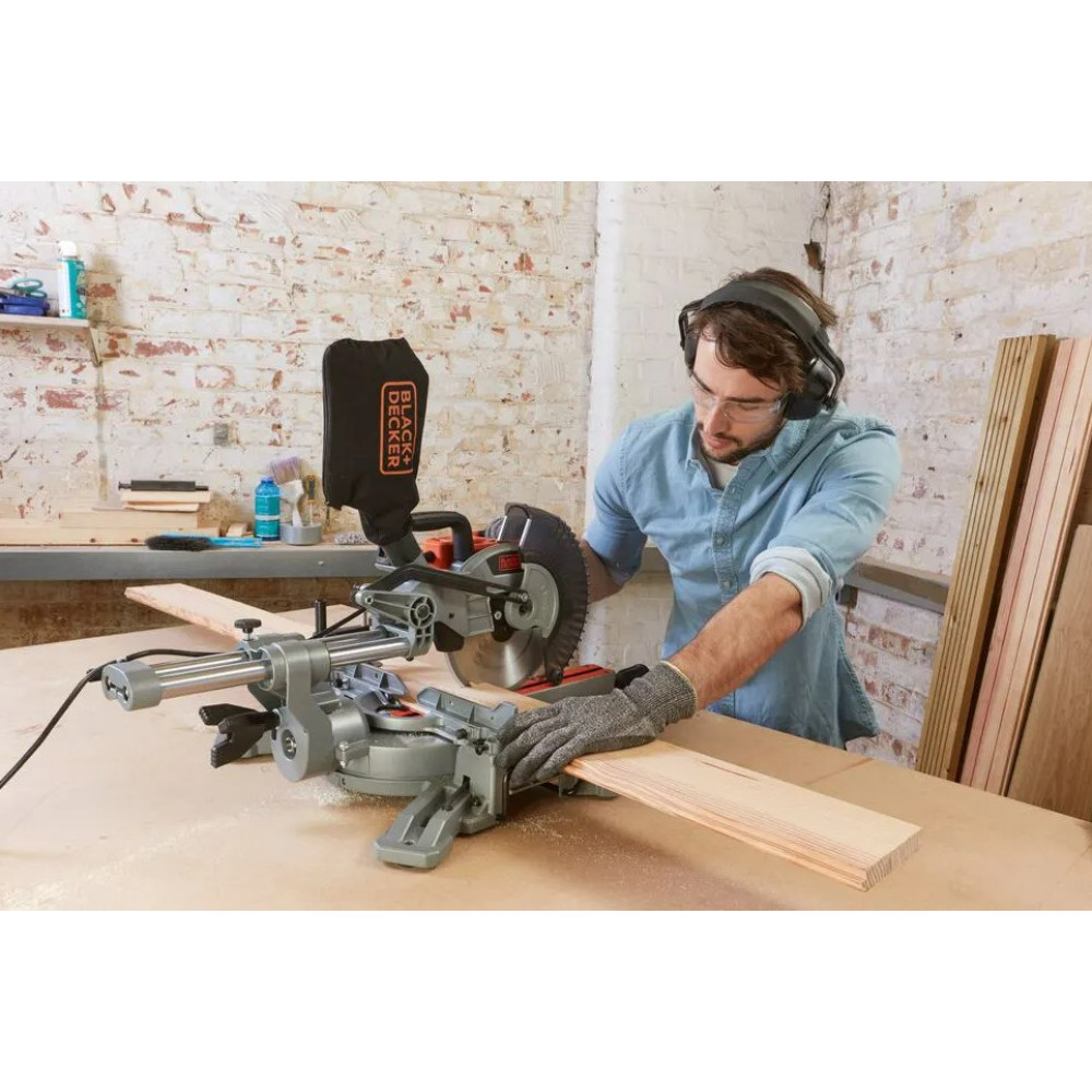 Пила торцювальна мережева Black&Decker BES700