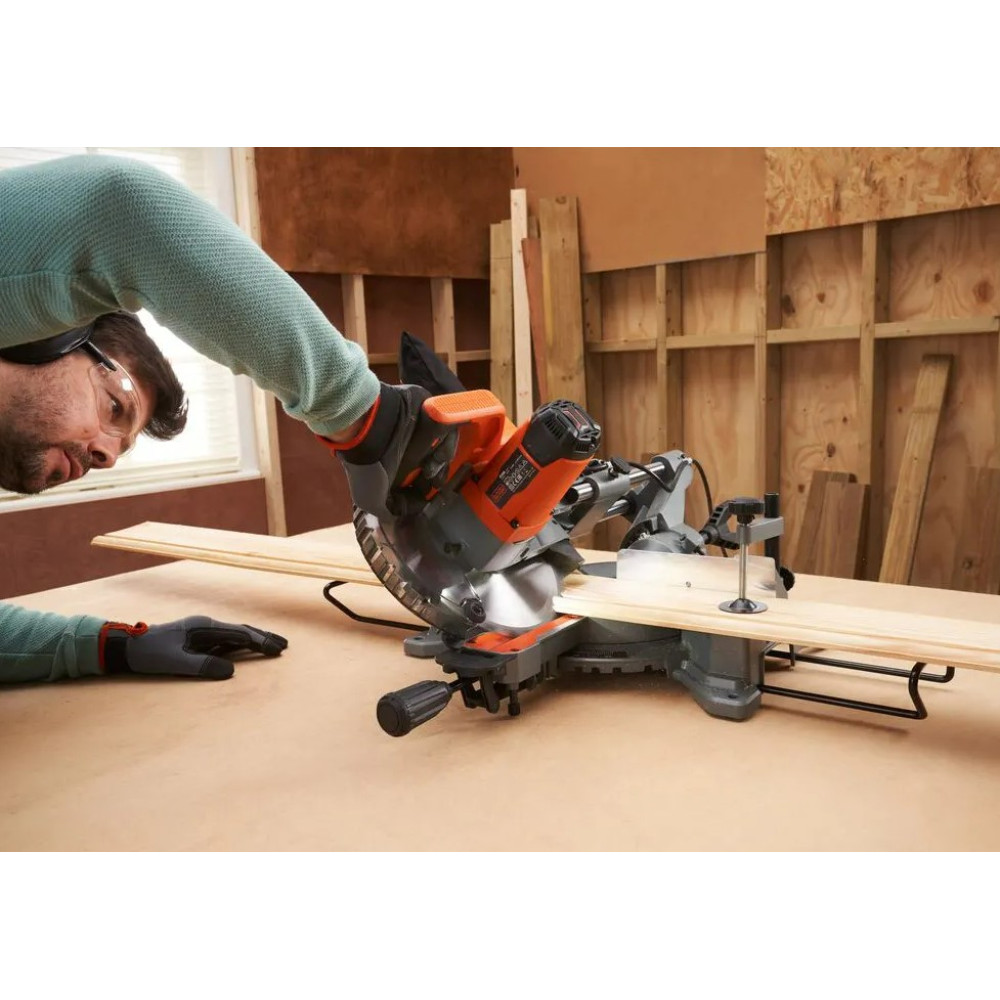 Пила торцовочная сетевая Black&Decker BES701