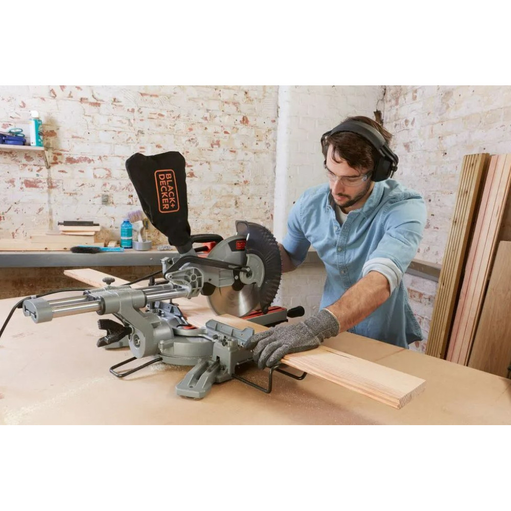 Пила торцювальна мережева Black&Decker BES710