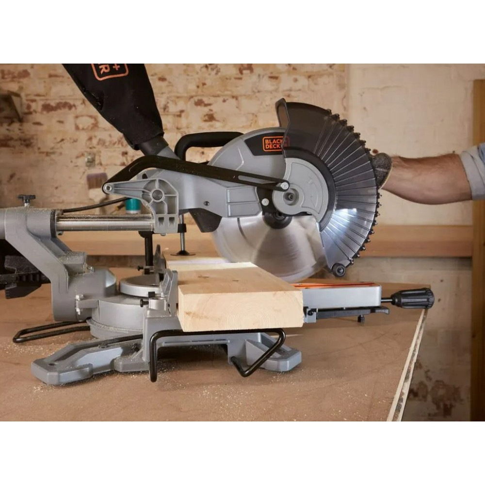 Пила торцювальна мережева Black&Decker BES710
