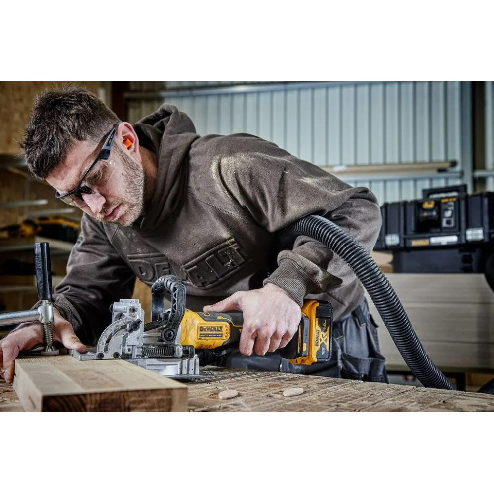 Фрезер аккумуляторный DeWalt без АКБ и ЗУ DCW682N