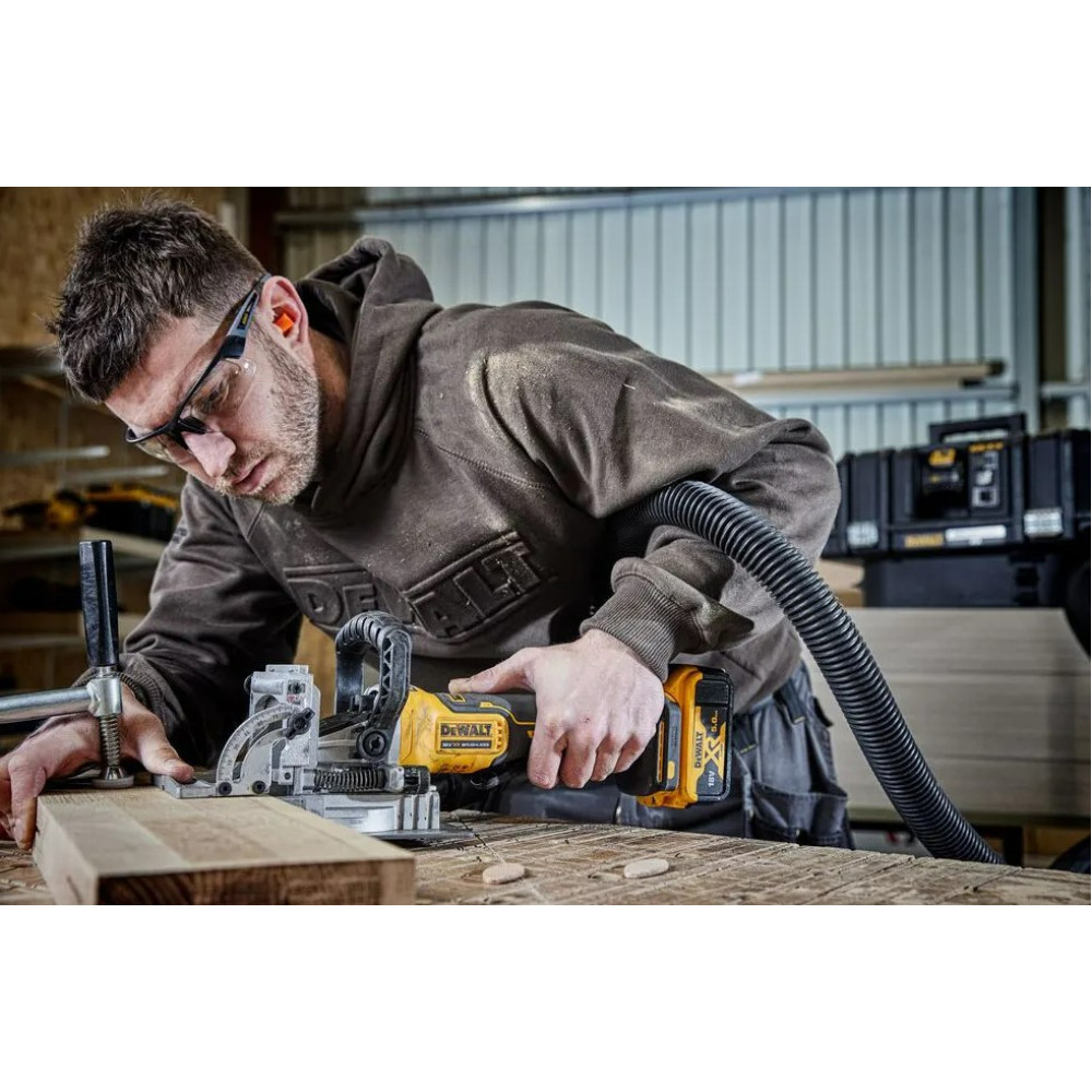 Фрезер аккумуляторный DeWalt без АКБ и ЗУ DCW682NT
