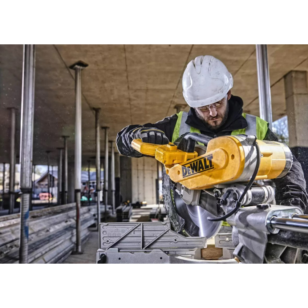 Пила настольная сетевая DeWalt DWS780