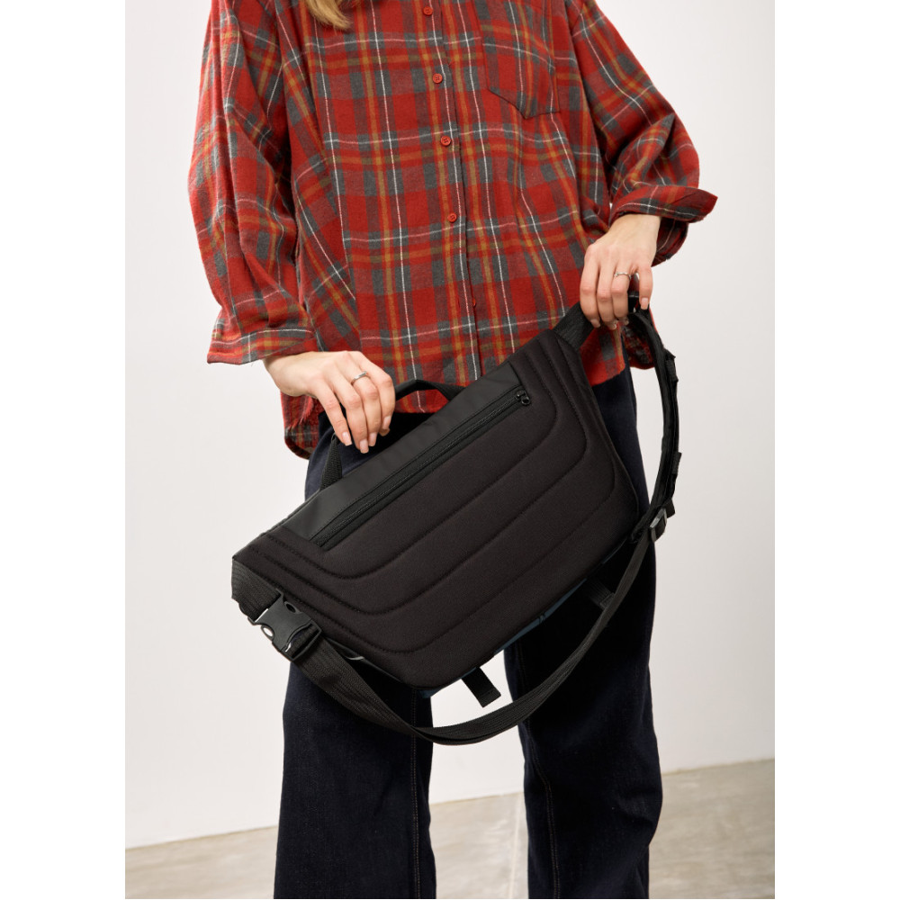 Жіноча cумка-бананка під ноутбук Sambag Urban Pro чорно-синя 46 × 26 см (51411215)